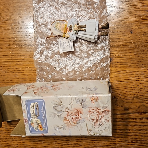 Jan Hagara ornament  - Fall/Megan - Picture 2 of 2